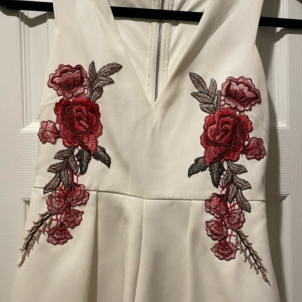 White tailored romper embroidered floral details - Picture 2 of 4
